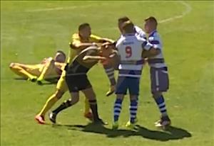 Gã cầu thủ côn đồ ra đòn làm vỡ mũi trọng tài