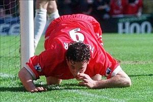 Ký ức: 18 năm ngày huyền thoại Liverpool ăn mừng kiểu hít heroin phản cảm