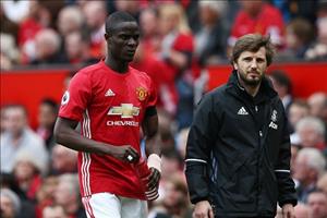 Mourinho nhận tin sét đánh sau trận hòa Swansea