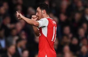 Arsenal 3-0 West Ham: Khi Ozil từ vật tế thần trở thành vị cứu tinh