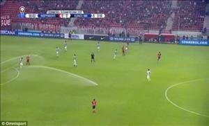 Sự cố hy hữu: Trận đấu bị gián đoạn bởi ... hệ thống tưới nước