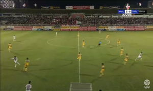 Cận cảnh tình huống bẻ còi của trọng tài trận HAGL vs Thanh Hóa