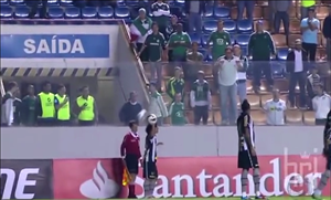 Clip vui: Những nhân vật siêu nhọ bị bóng bay trúng đầu trên sân cỏ