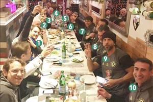 HLV Conte và cộng sự ăn mừng chức vô địch Premier League thâu đêm