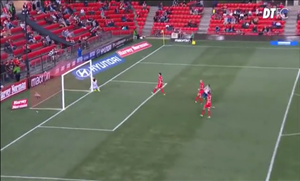 Thủ môn bóng đá dũng cảm nhất thế giới là đây chứ đâu!