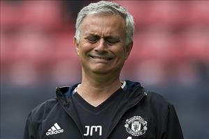 HLV Mourinho cầu xin Crystal Palace rủ lòng thương