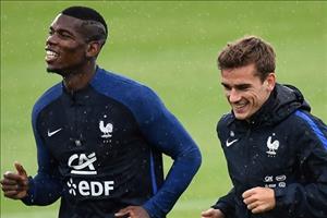 Hàng loạt cầu thủ M.U đã đón chào Griezmann ở Old Trafford