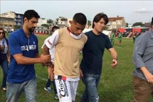 Một cầu thủ bóng đá Brazil bị cảnh sát bắt ngay trên sân