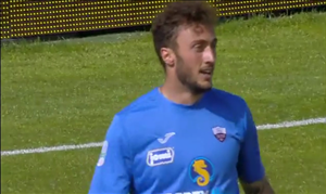 Thủ môn solo 80m rồi kiến tạo cho đồng đội