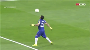 Pha ném bóng siêu dị của thủ môn