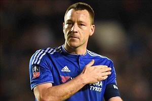 Terry trêu chọc chỗ nhạy cảm của tiền vệ Fabregas khi hôn bạn gái