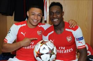 Về phe Chamberlain, Welbeck khiến Wenger buồn lòng