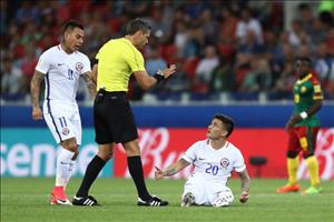 Cầu thủ Chile bị đối phương đạp bóng đến ... tụt cả quần