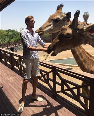 Tiền đạo Peter Crouch trổ khiếu hài hước