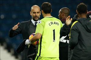 HLV Guardiola tính đẩy thủ môn Bravo khỏi Man City