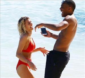 Anthony Martial cười phớ lớ bên bồ mới