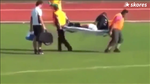 Những màn cứu thương dở khóc dở cười trong bóng đá