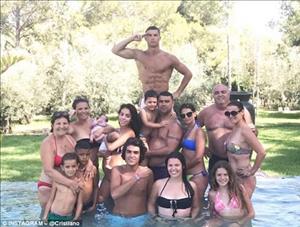 Chân dài Georgina tự tin lộ bụng bầu bên đại gia đình Ronaldo