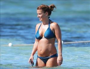 Vợ Rooney 'vác' bụng bầu đi tập gym