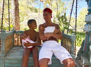 Ngôi sao Ronaldo muốn có 7 đứa con