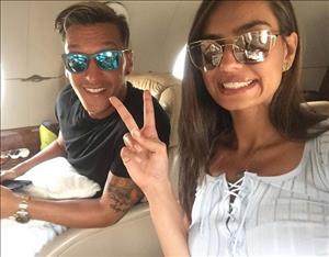 Tiền vệ Ozil khoe bạn gái mới