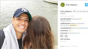 Vừa trở lại Anh, tiền đạo Chicharito đã có bồ mới