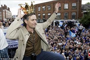 Nemanja Matic và 12 cận vệ của Jose Mourinho