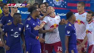 Tấm thẻ đỏ khôi hài của Thiên thần Kaka