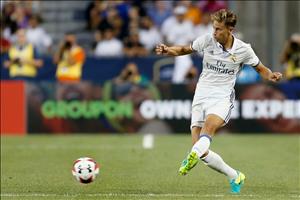 Sao trẻ Real khoe cơ bụng đẹp hơn Ronaldo