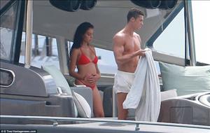 Bạn gái Ronaldo ngày càng lộ rõ bụng bầu