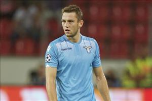 M.U chi 20 triệu bảng mua trung vệ của Lazio