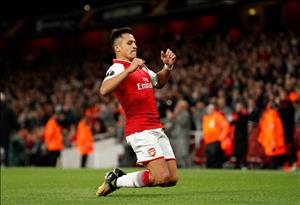 Neville nói gì trước tin đồn M.U mua Sanchez?