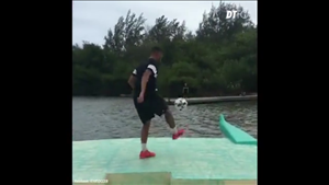 Những pha xử lý bóng không tưởng