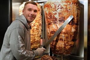 Cựu sao Arsenal mở tiệm bánh mì kebab cực hút khách