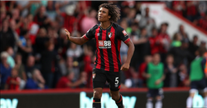 HLV Bournemouth nói gì về tương lai mục tiêu của Chelsea và M.U?