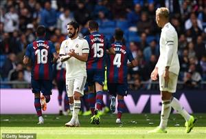 Đắm chìm trong khủng hoảng, thầy trò Real Madrid vẫn bảo vệ nhau