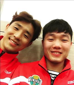 Tiền vệ Xuân Trường khoe quà Hàn Quốc từ đồng đội cũ