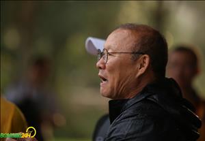 Cảm động hình ảnh HLV Park Hang Seo tắm mưa kiểm tra sân tập cho ĐT Việt Nam