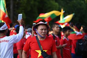 VIDEO: CĐV Việt Nam thắp lửa tại Thuwunna để cổ vũ cho trận gặp Myanmar