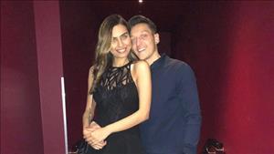 Tiền vệ Oezil cưới hoa hậu ở 3 quốc gia khác nhau