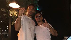 Tiền đạo Aubameyang mang hàng tỉ đồng đi ăn beefsteak