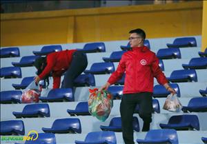 Chùm ảnh: CĐV Việt Nam nán lại dọn rác sau trận thắng Campuchia