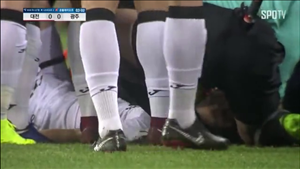 Kinh hoàng cầu thủ bóng đá bị gãy cổ ngay trên sân