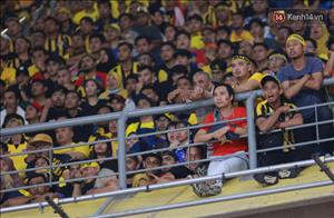 Cộng đồng mạng cảm mến anh chàng CĐV Việt Nam dũng cảm nhất Bukit Jalil