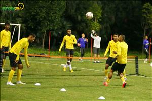 Chùm ảnh: ĐT Malaysia chơi tennis football trong buổi tập đầu tại Việt Nam