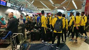 Chùm ảnh: ĐT Malaysia sang Việt Nam sẵn sàng cho trận chung kết tại Mỹ Đình