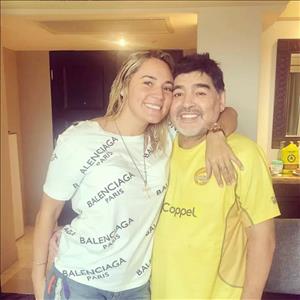 Vua bóng đá Maradona bị bồ trẻ đuổi ra khỏi nhà