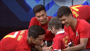 Các tuyển thủ Việt Nam hứa mang cúp vô địch AFF Cup 2018 tặng em bé 4 tuổi bị u não