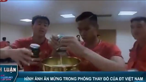 Các tuyển thủ Việt Nam đổ bia vào cúp vô địch AFF Cup 2018