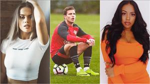 Hậu vệ Southampton ve vãn cùng lúc hai vũ nữ